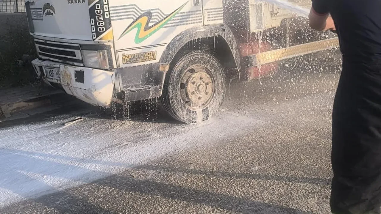 Bilecik'te park halindeki kamyonet yandı itfaiye ekipleri müdahale etti