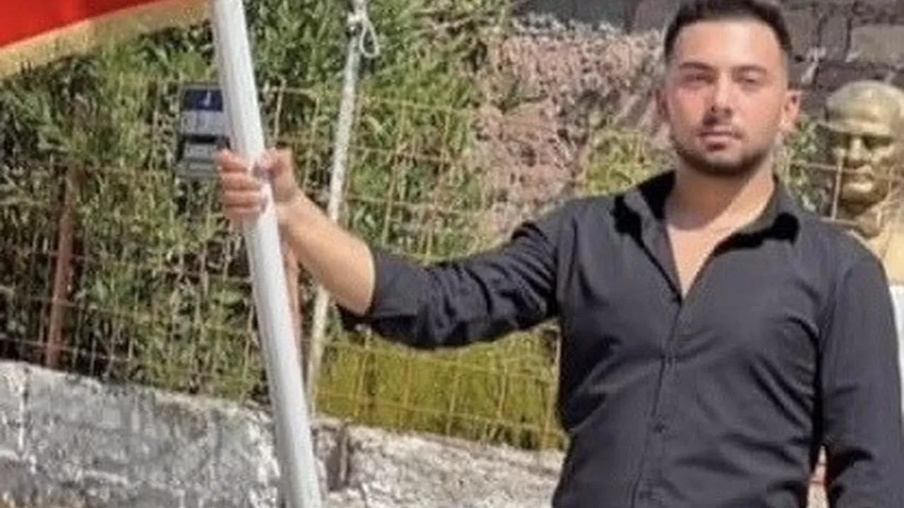 Muhammet Kulak Dikili’de Denize Atladı Başını Kuma Çarptı Ve Hayatını Kaybetti