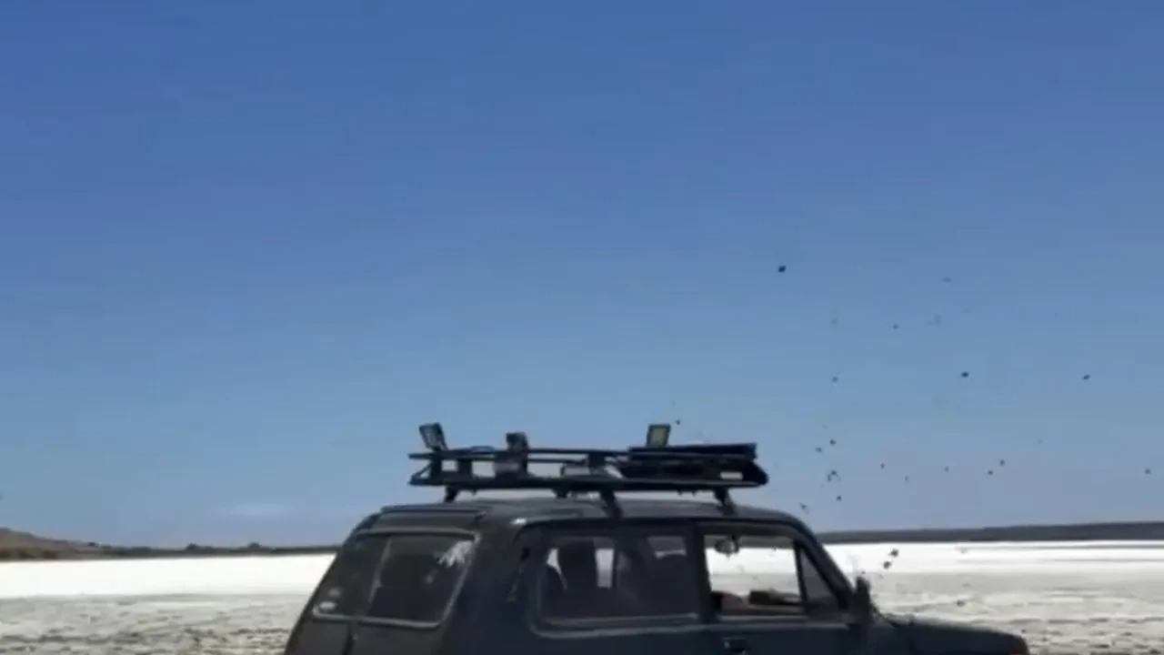 Gökçeada’da Tuz Gölü’nde Arazi Aracıyla Drift Yapan Şahıs Trafikten Men Edildi