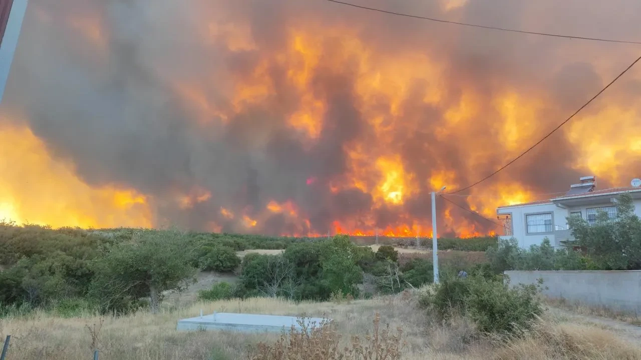 Şarköy'de orman yangını yerleşim yerlerini tehdit ediyor