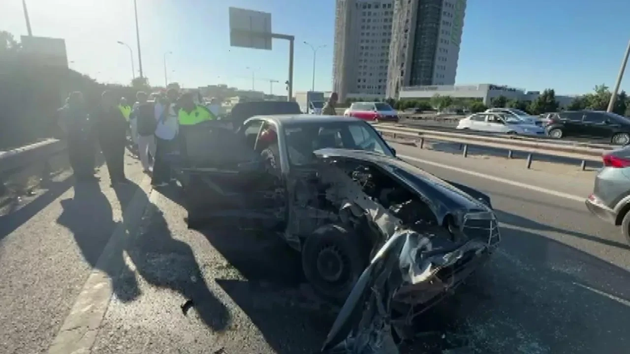 Sultanbeyli Anadolu Otoyolu’nda meydana gelen kazada 4 kişi yaralandı