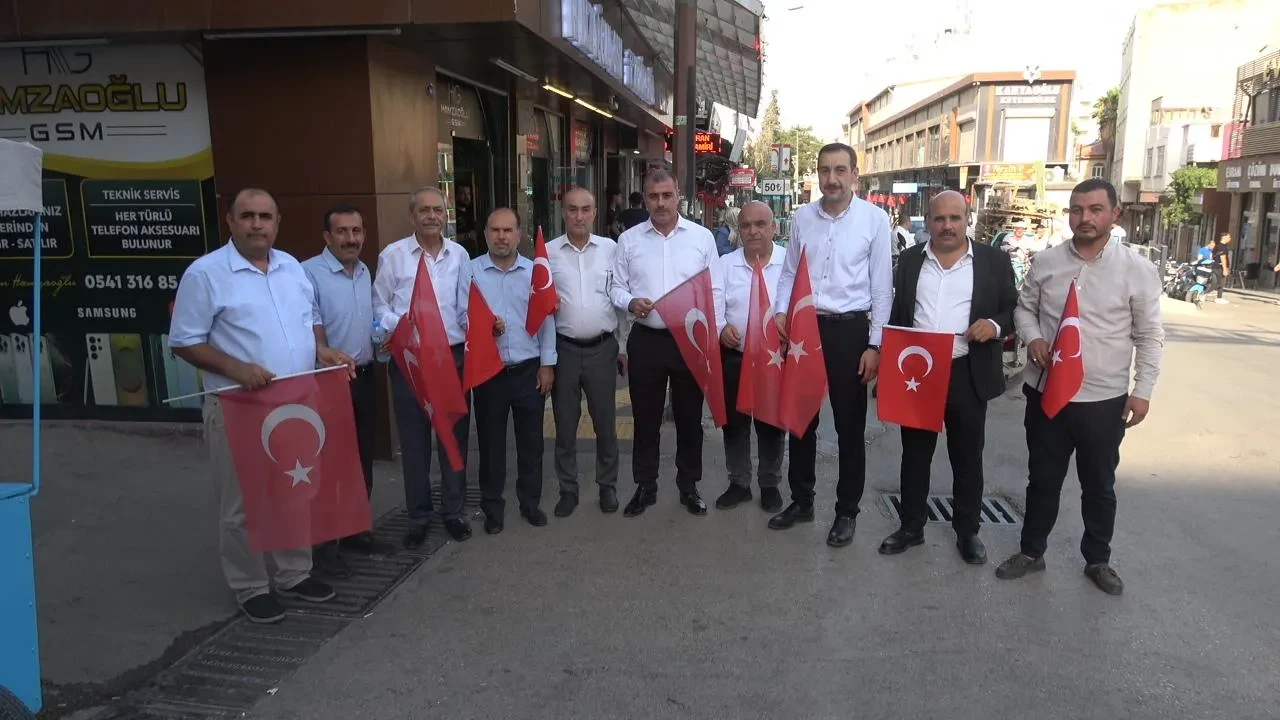 Kilis'te siyasi parti il başkanları 15 temmuz için Türk bayrağı dağıttı