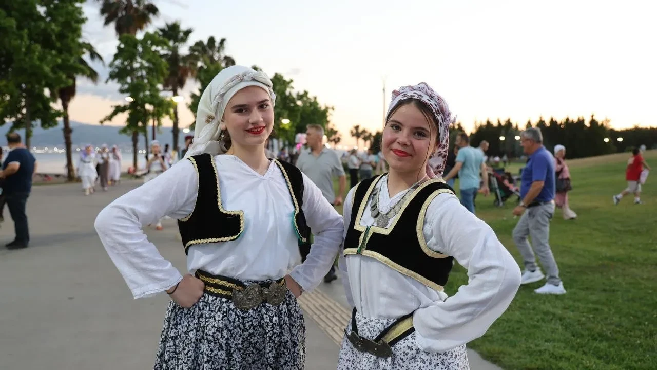 Balkan Halk Oyunları İzmit Sokaklarında Hayat Buluyor