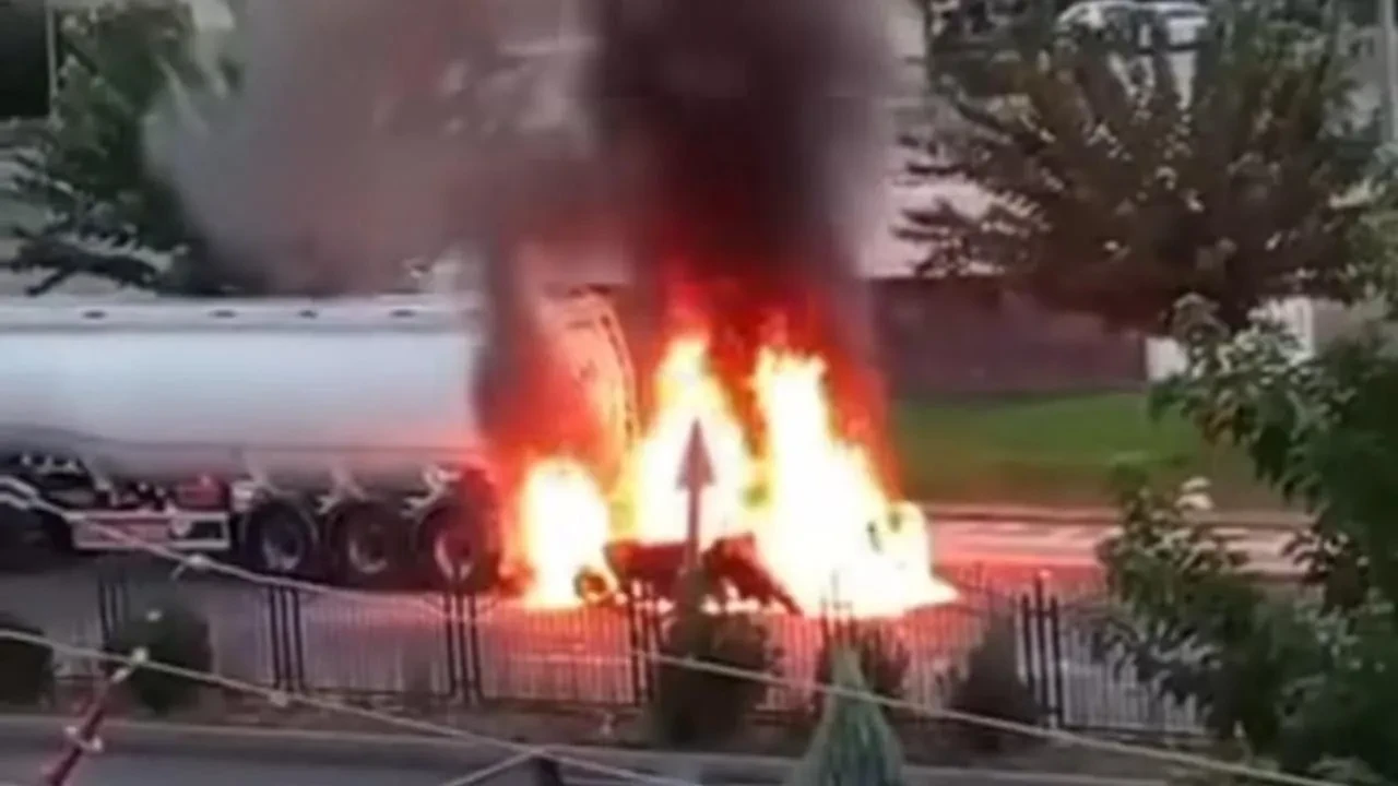 Diyarbakır Kayapınar’da otomobil alevlere teslim olup patladı