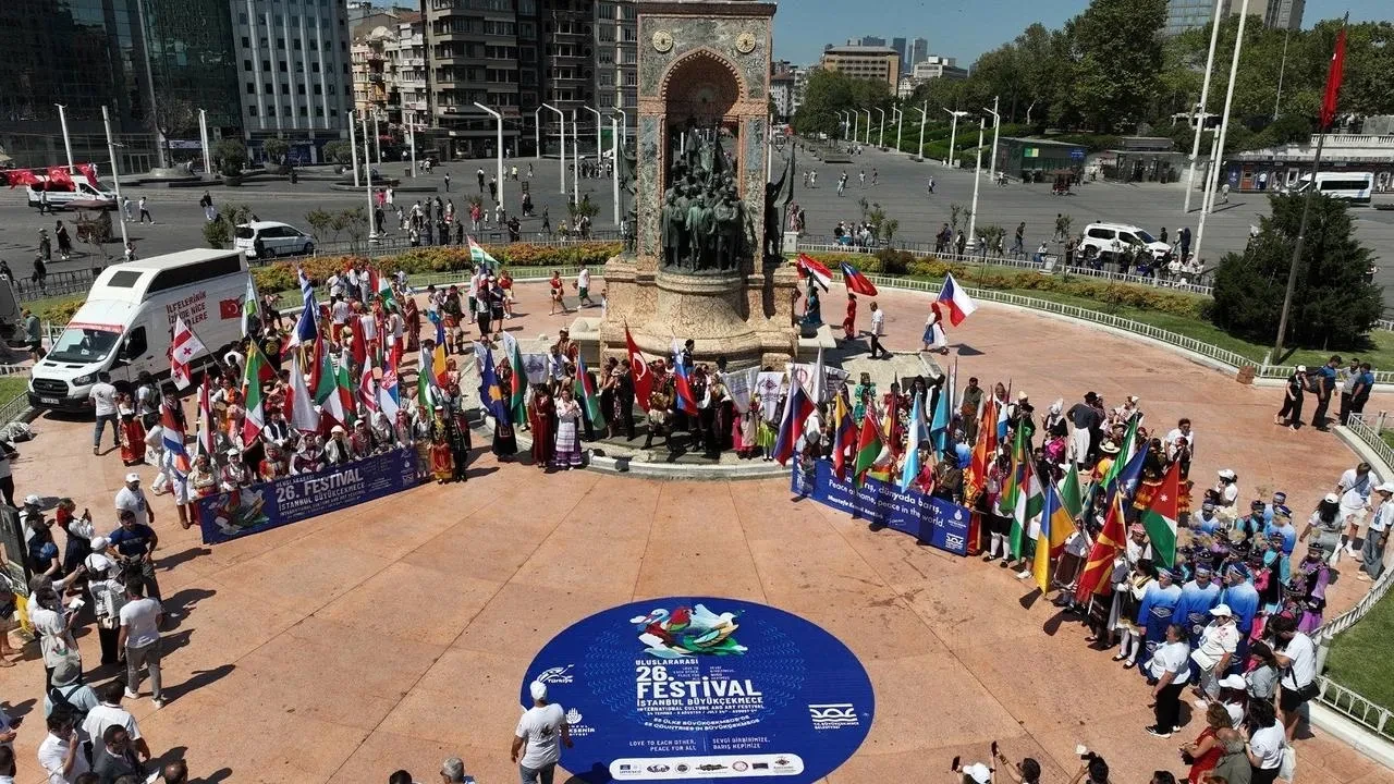 Büyükçekmece Kültür Ve Sanat Festivali Taksim'de Çelenk Töreniyle Başladı