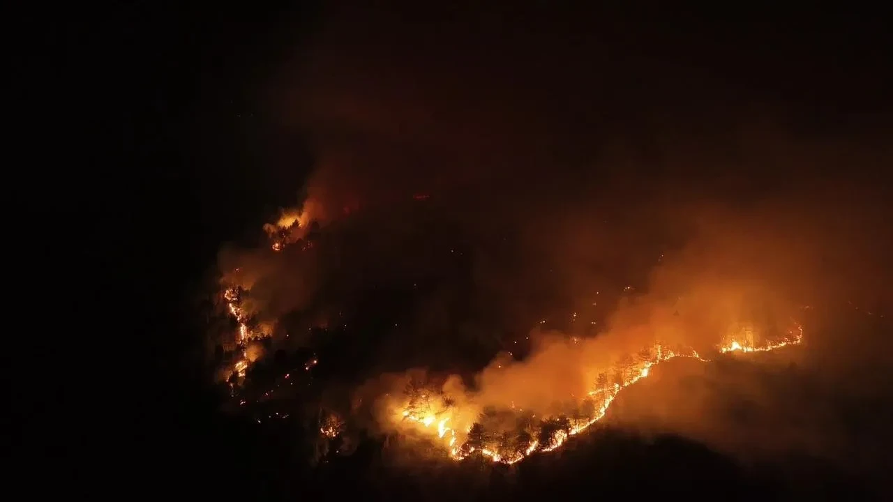 Karabük’te orman yangınında 862 kişi tahliye edildi ve söndürme çalışmaları devam