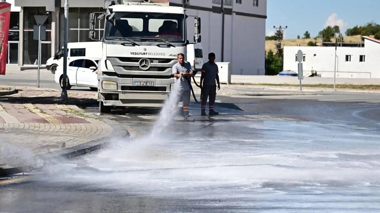 Yeşilyurt Belediyesi Yeşiltepe bölgesinde temizlik çalışmalarına yoğunlaşıyor