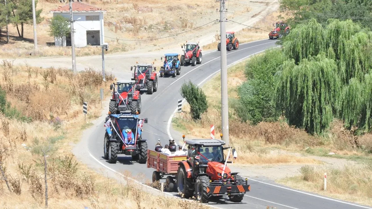 Edirne'de Damat Traktörle Gelin Aldı Konvoya 50 Traktör Katıldı
