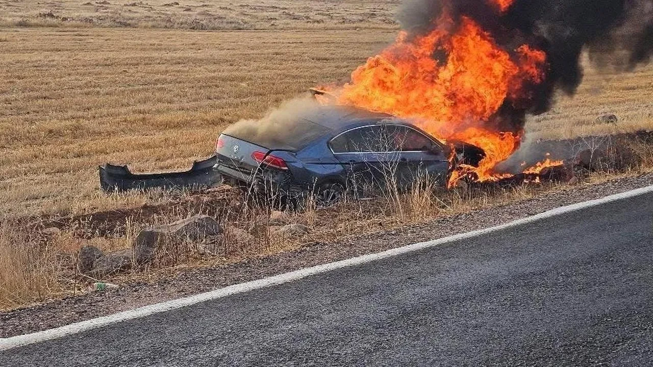 Şanlıurfa’da devrilen araç alev alarak sürücü hafif yaralandı