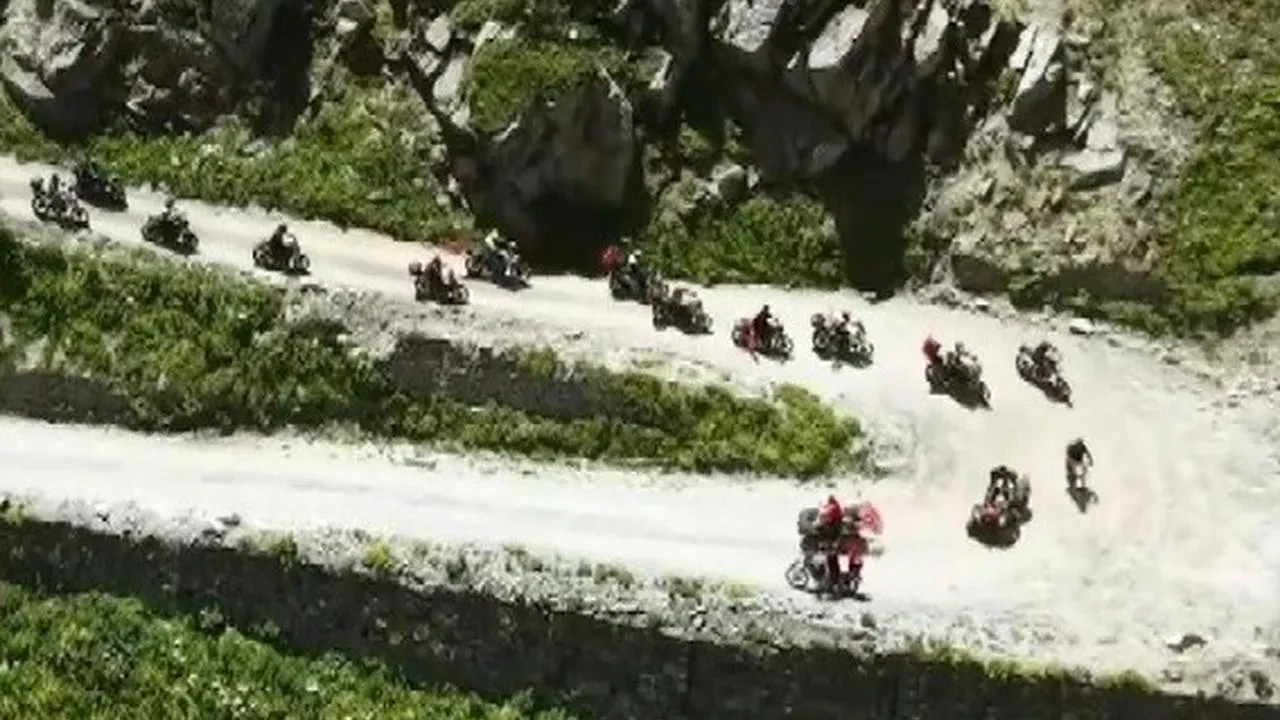 Bayburt Valisi Mustafa Eldivan Derebaşı Virajları’nda motosiklet turu gerçekleştirdi