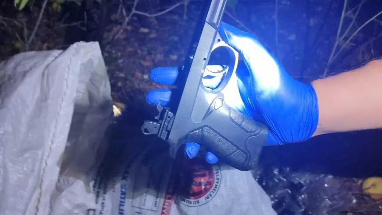 Beyşehir’de ağaç altında çuval içinde tabanca ve tüfek parçaları bulundu.