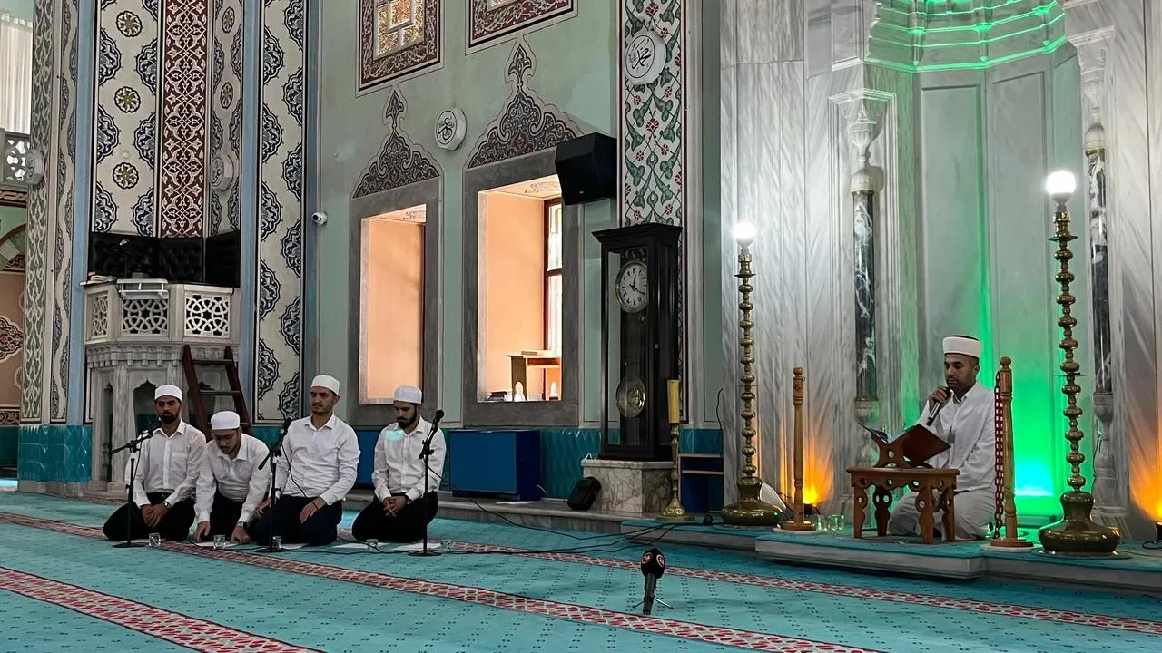 Eskişehir'de Vatandaşlar 15 Temmuz Şehitleri İçin Reşadiye Camii'nde Buluştu