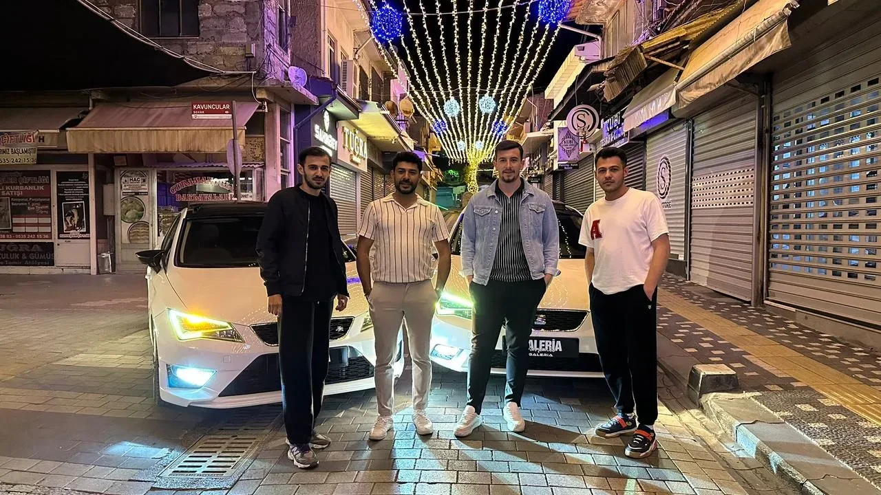 Uzunçarşı Caddesi'nde yeni ışıklandırma gençleri cezbediyor