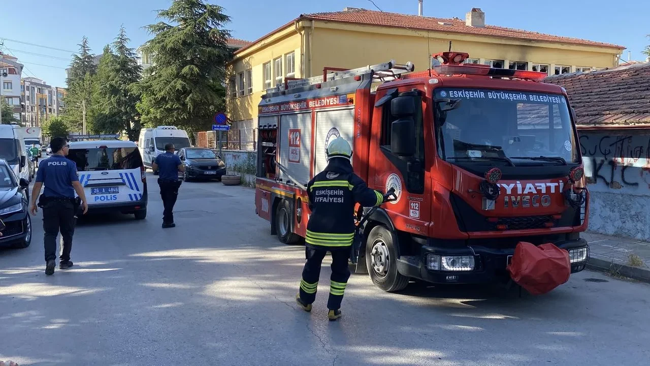Eski̇şehi̇r’de Metruk Porsuk İlkokulu’nda Yangın Çıktı İtfai̇ye Söndürdü