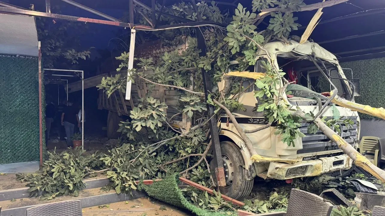 Kontrolünü kaybeden kamyon Hatay’da restoranın bahçesine uçtu