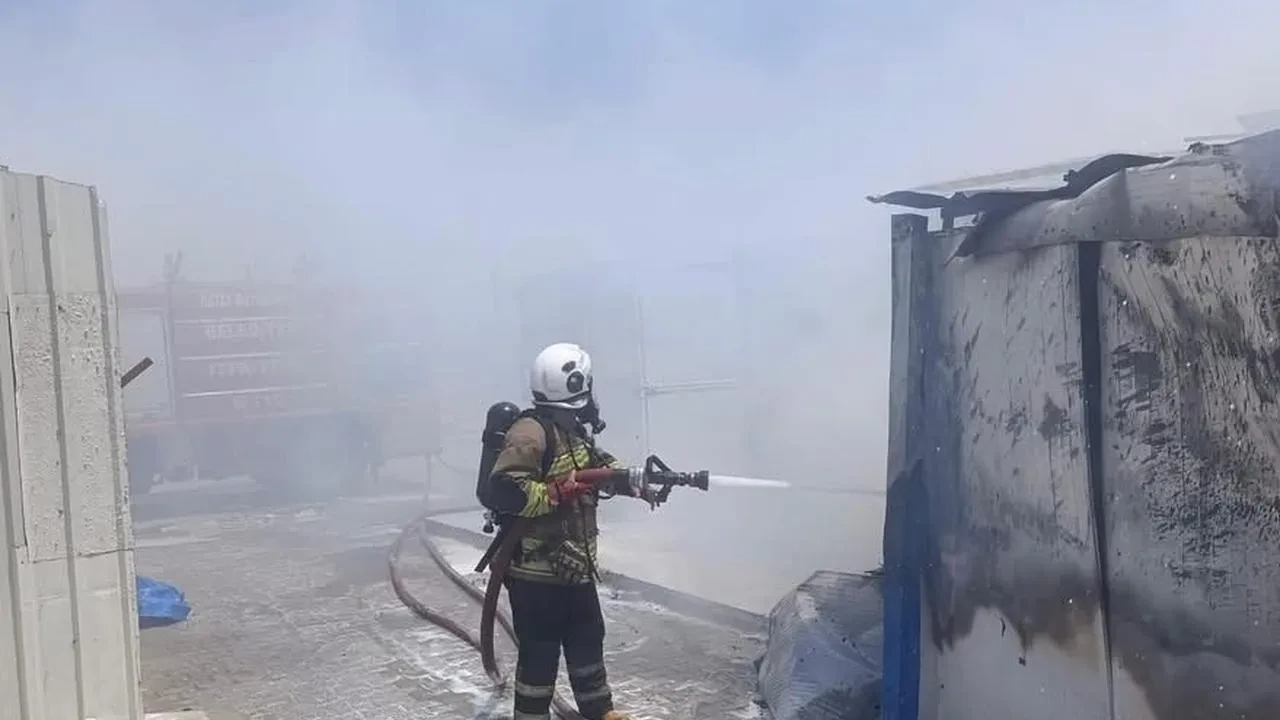 Hatay'da depremzede ailenin konteyneri yanarak kullanılamaz hale geldi
