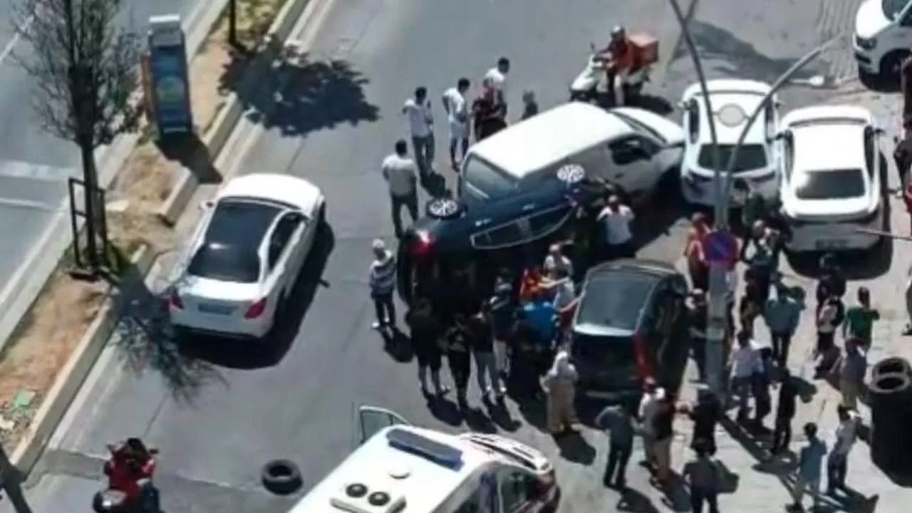 Sultangazi'de hatalı U dönüşü kazaya neden oldu 2 yaralı