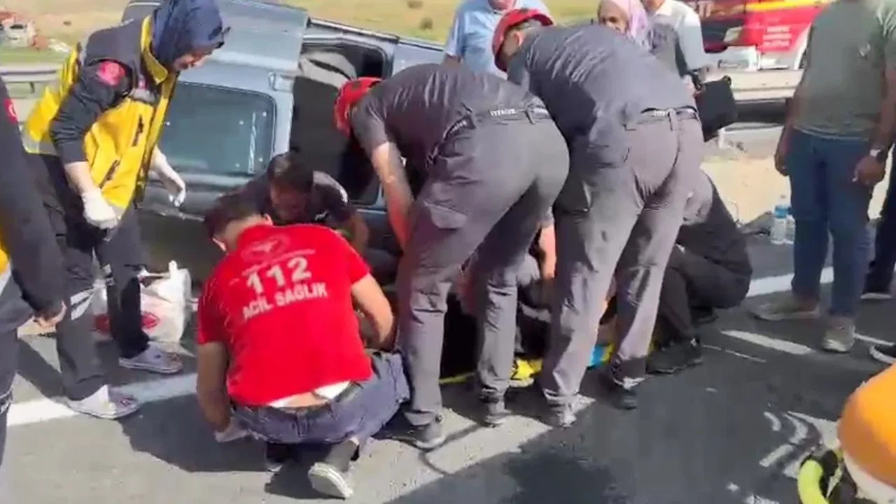 Erzurum'da Hafif Ticari Araç Refüje Devrildi Dört Kişi Yaralandı