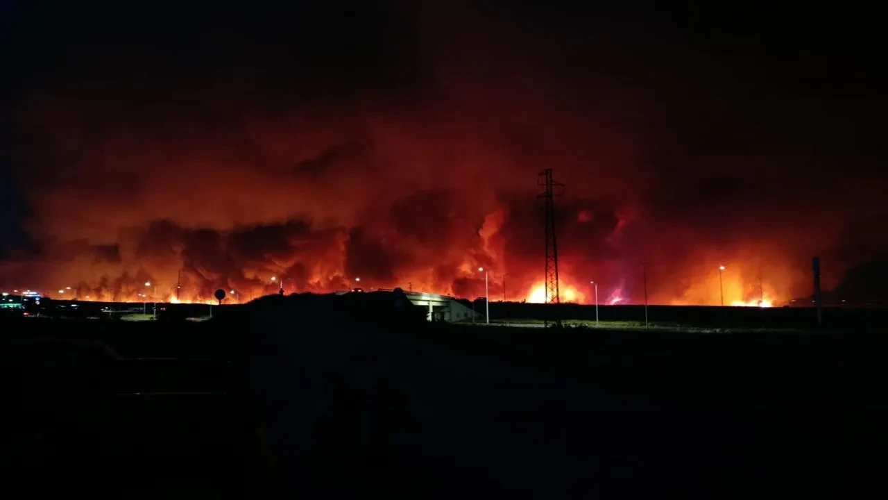 Tekirdağ'ın Şarköy ilçesinde orman yangını yerleşim yerlerini tehdit ediyor