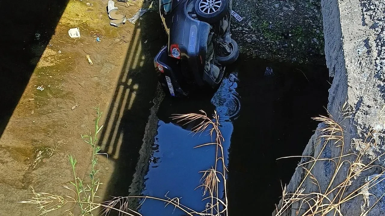 Zonguldak Çayköy köprüsünden otomobil dereye düştü