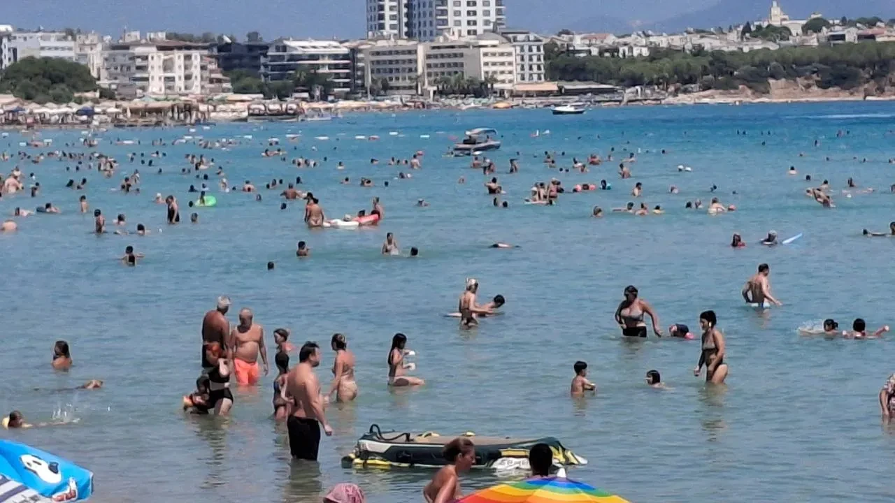 Didim'de sıcaklık 40 dereceyi aşınca Altınkum plajı doldu taştı