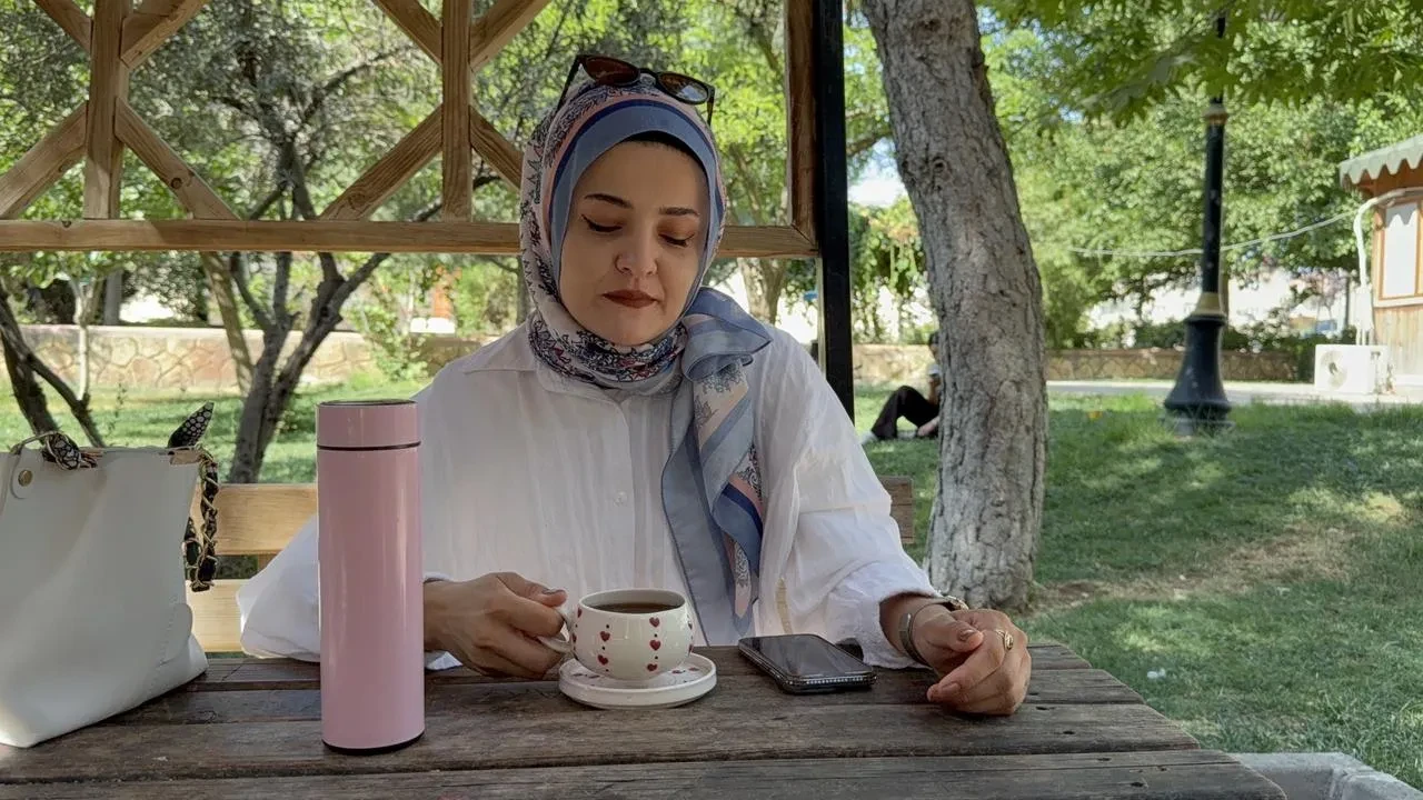 Mardin'de sıcak havada çay keyfi devam ediyor