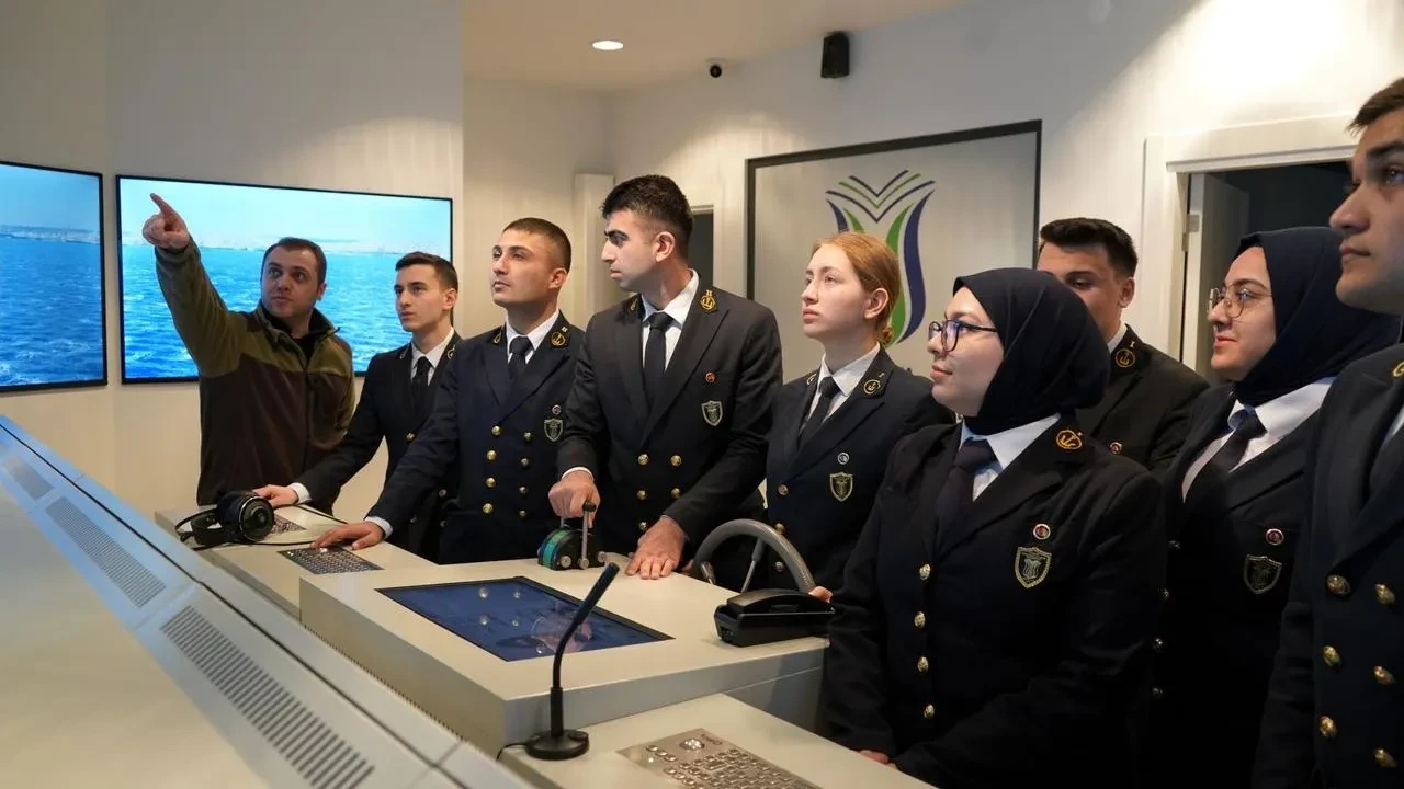 SUBÜ Denizcilik MYO öğrencileri üniforma ile mesleki disiplin kazanıyor