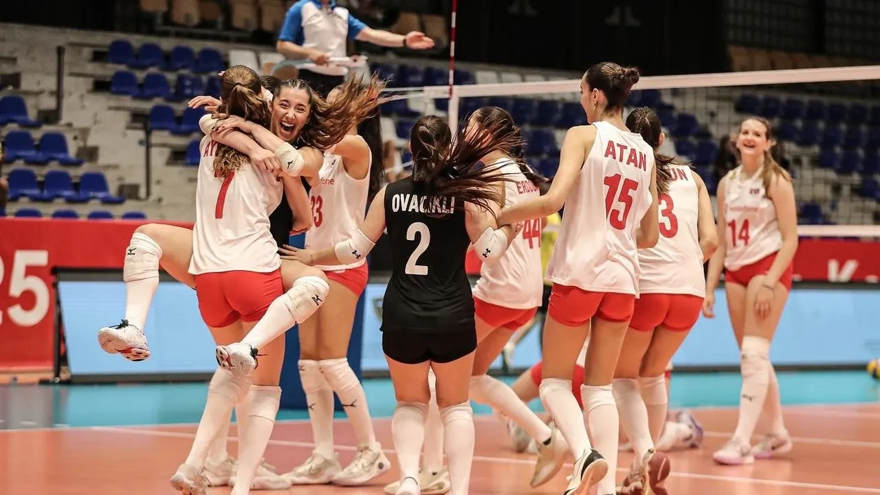 16 Yaş Altı Milli Voleybol Kız Takımı Tiran'da Finalde İtalya'yı Geriden Gelip Yendi
