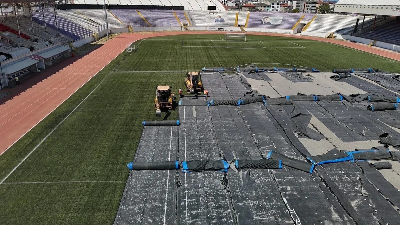 Alaettin Kurt Stadyumu'nda doğal çim dönüşümü Gebzespor için başladı