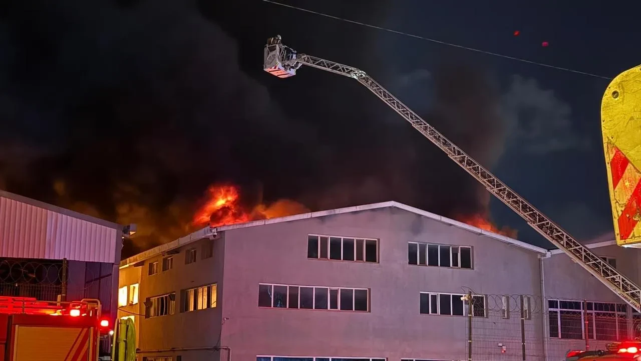 Arnavutköy Bolluca Mahallesi’nde fabrikada patlama sonucu yangın çıktı