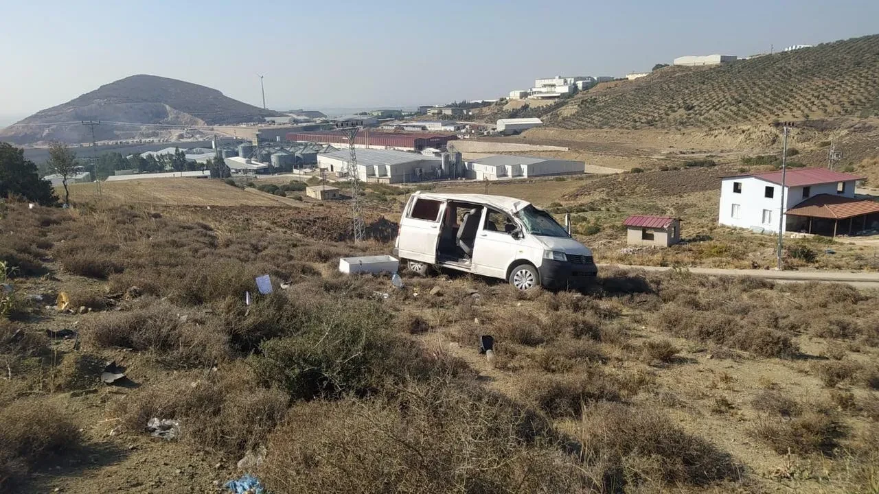 Hatay'da minibüs şarampole devrildi sürücü yaralandı