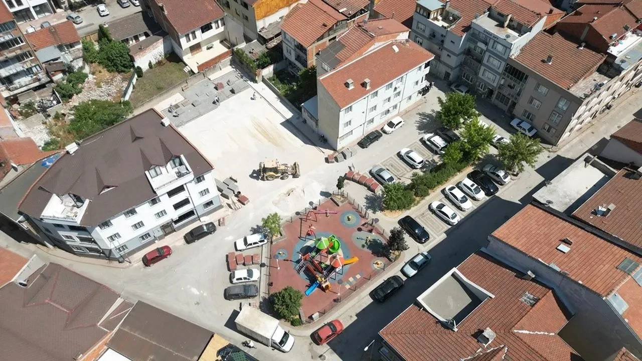 İnegöl Belediyesi Hamidiye Mahallesine ücretsiz otopark kazandırıyor