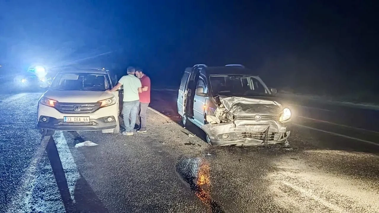 Malatya'da iki otomobil çarpıştı ve 4 kişi yaralandı
