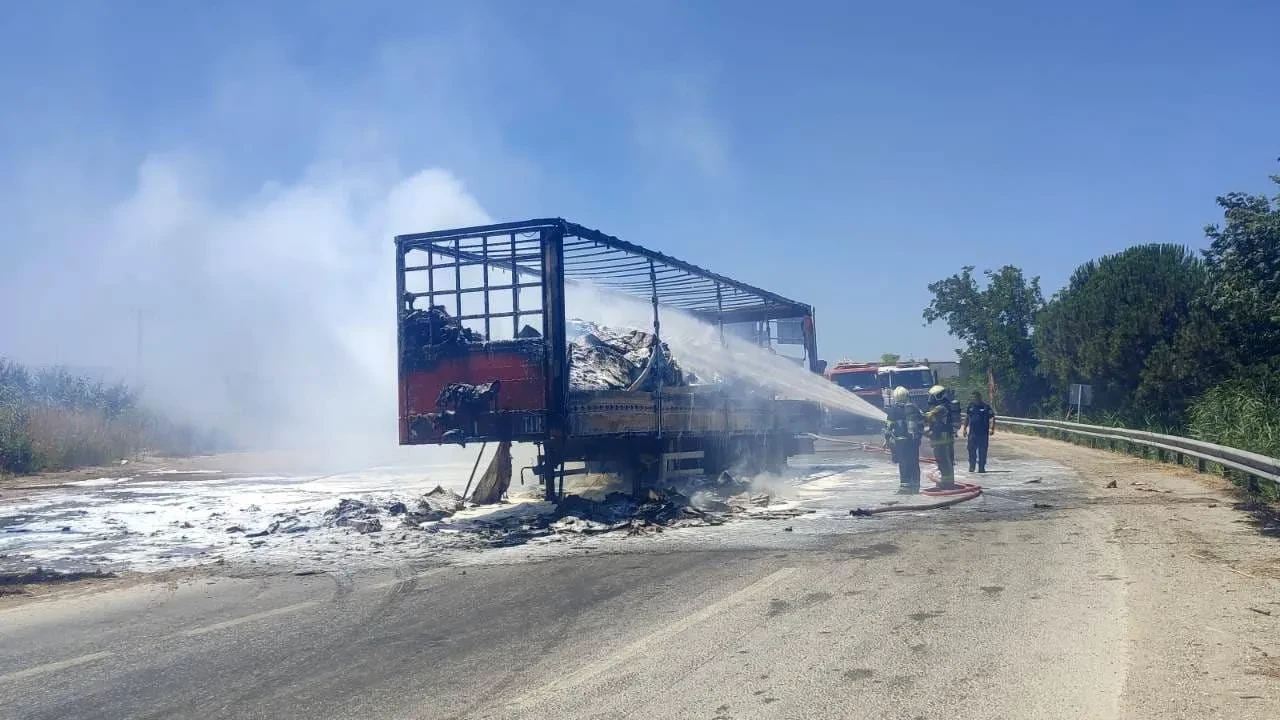 Bursa Karacabey’de Tır Alev Alarak Tamamen Küle Döndü