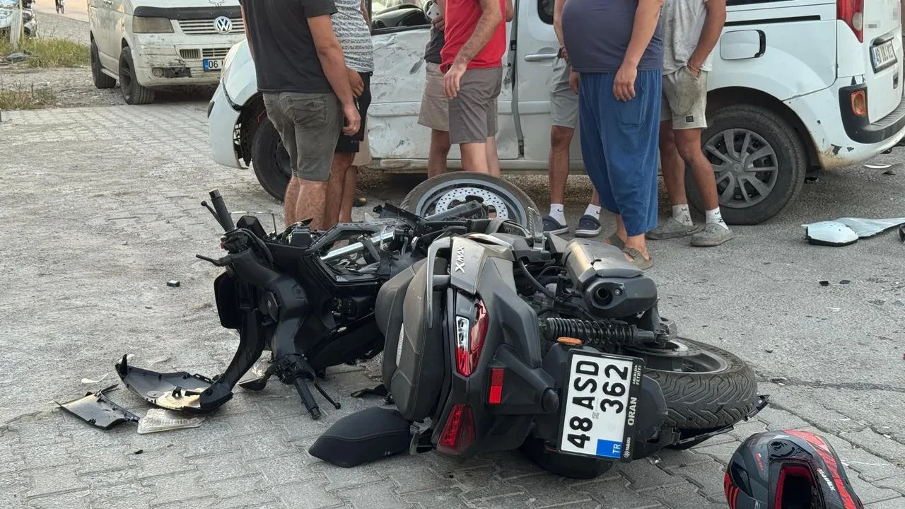 Fethiye'de motosiklet ile hafif ticari araç çarpışmasında 1 kişi hayatını kaybetti