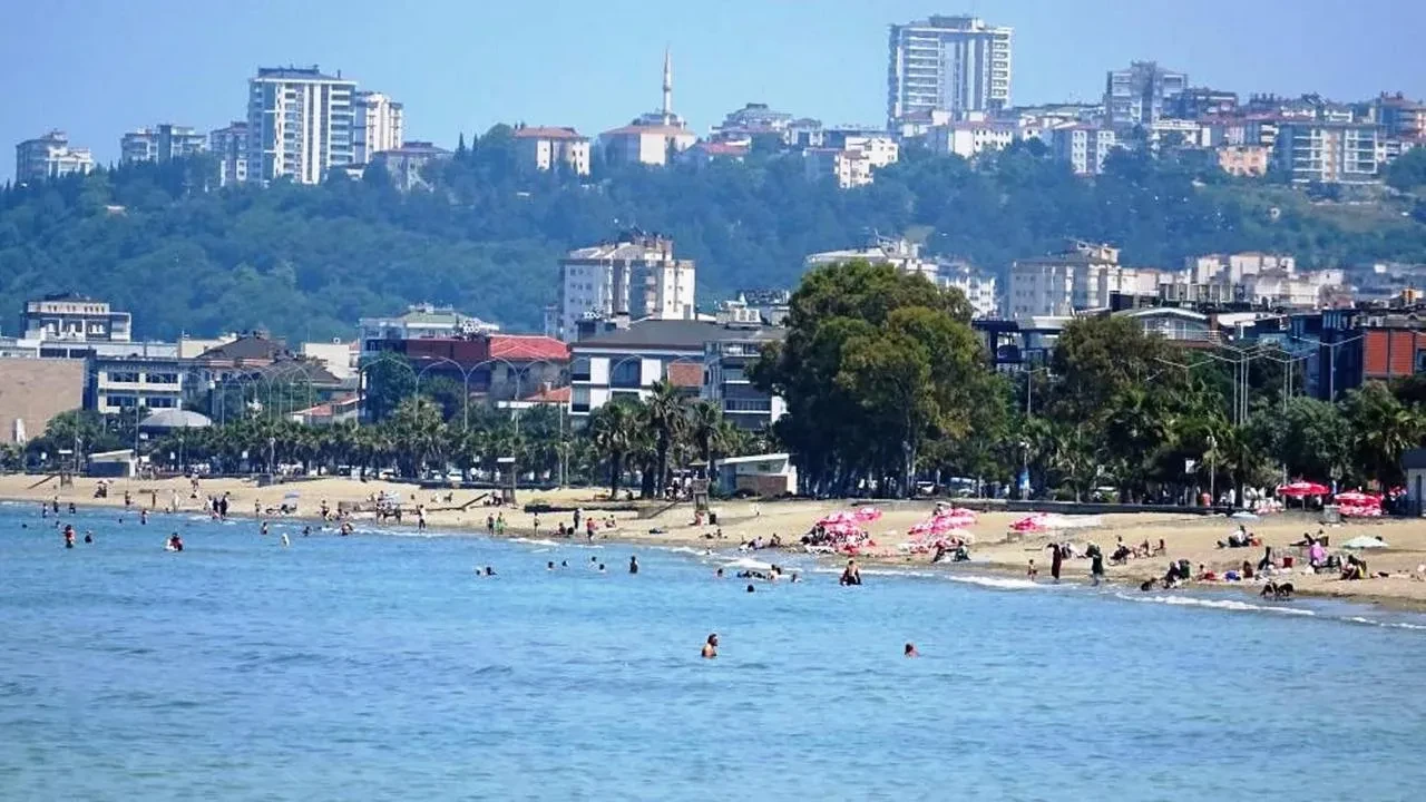 Samsun Valiliği yüksek dalga nedeniyle denize girilmemesi uyarısı yaptı