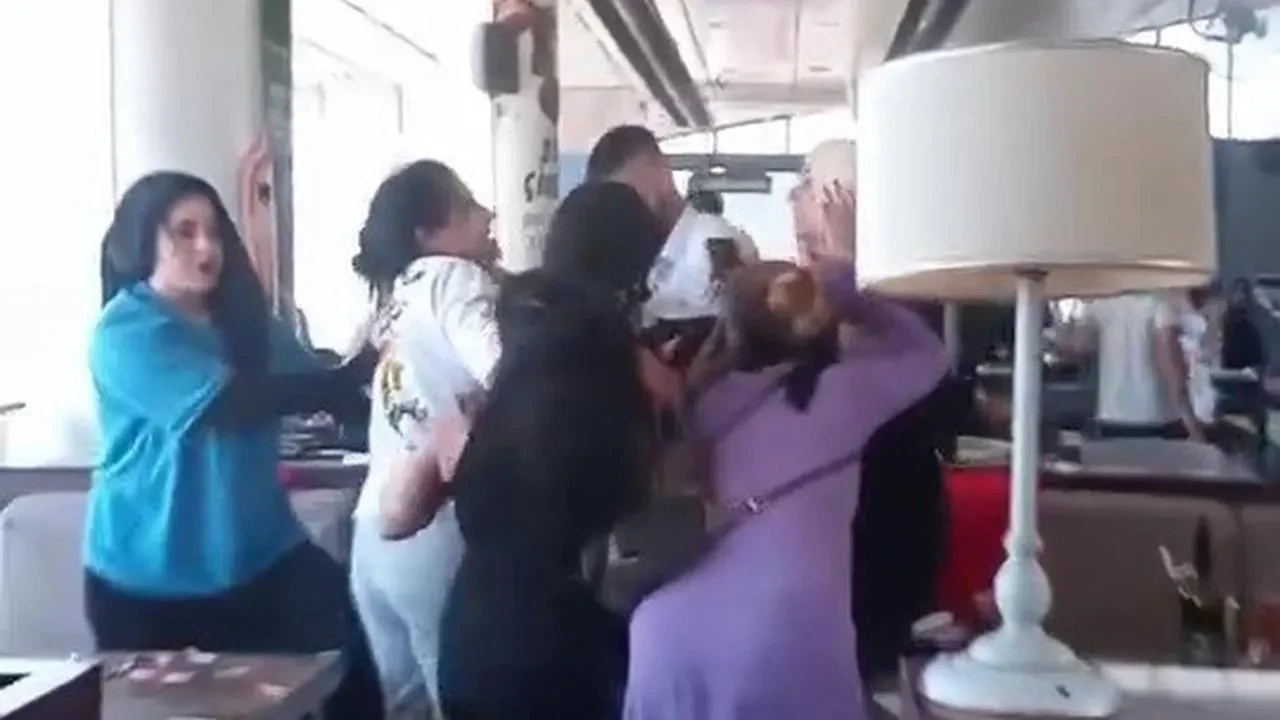 Karabük'te Kadınların Kavgasında Bardaklar Havada Uçuştu