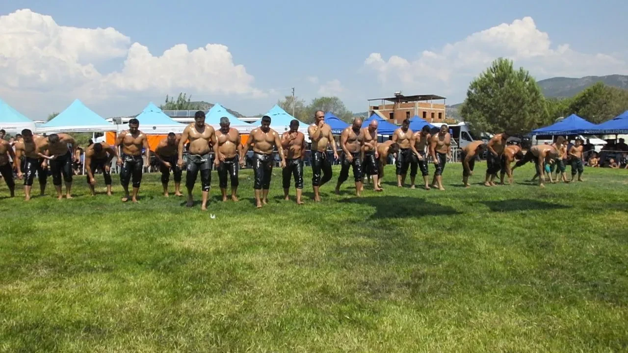 Mustafa Taş Balıkesir’de Kızıklı Yağlı Güreşleri’nde altın kemer kazandı