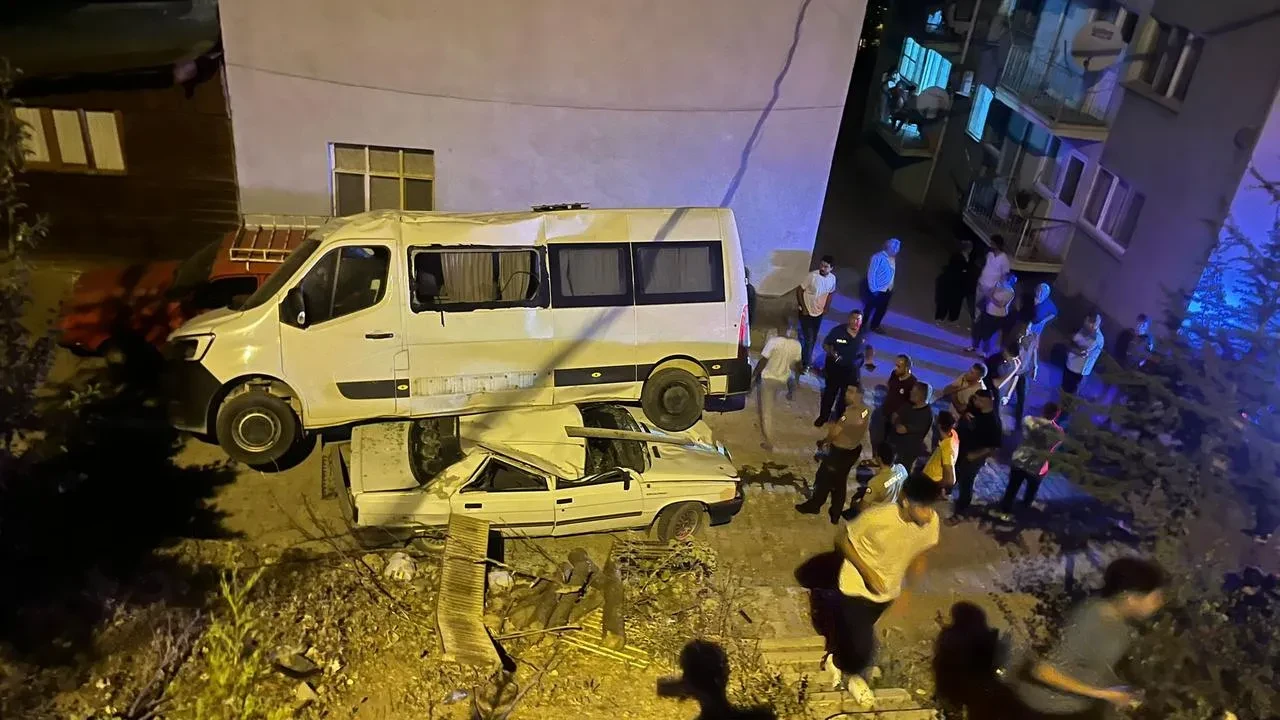 Feke ilçesinde park halindeki minibüs otomobile düştü