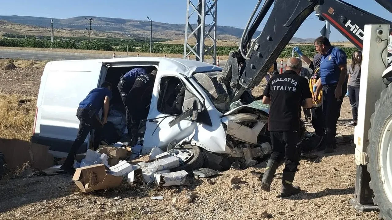 Malatya'nın Akçadağ ilçesinde freni boşalan araç direğe çarptı