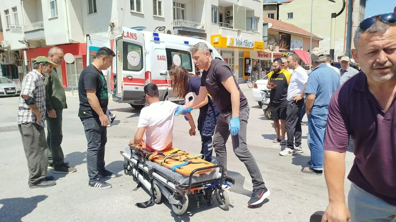 Çorum'un Osmancık ilçesinde otomobil ile motosiklet çarpıştı