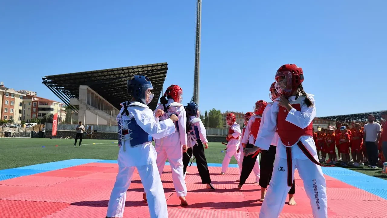 Süleyman Şahin Bozüyük'te gençlik tesislerini ziyaret etti