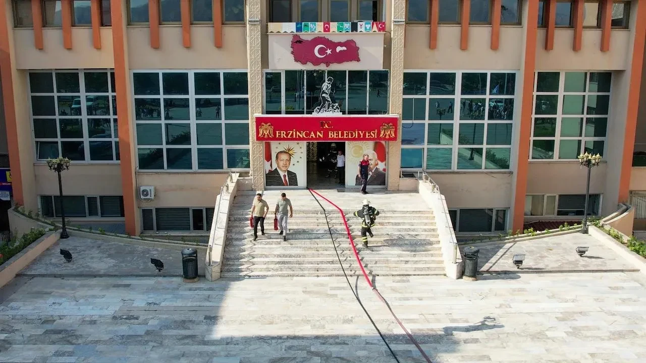 Erzincan Belediyesi gerçeği aratmayan yangın tatbikatı düzenledi