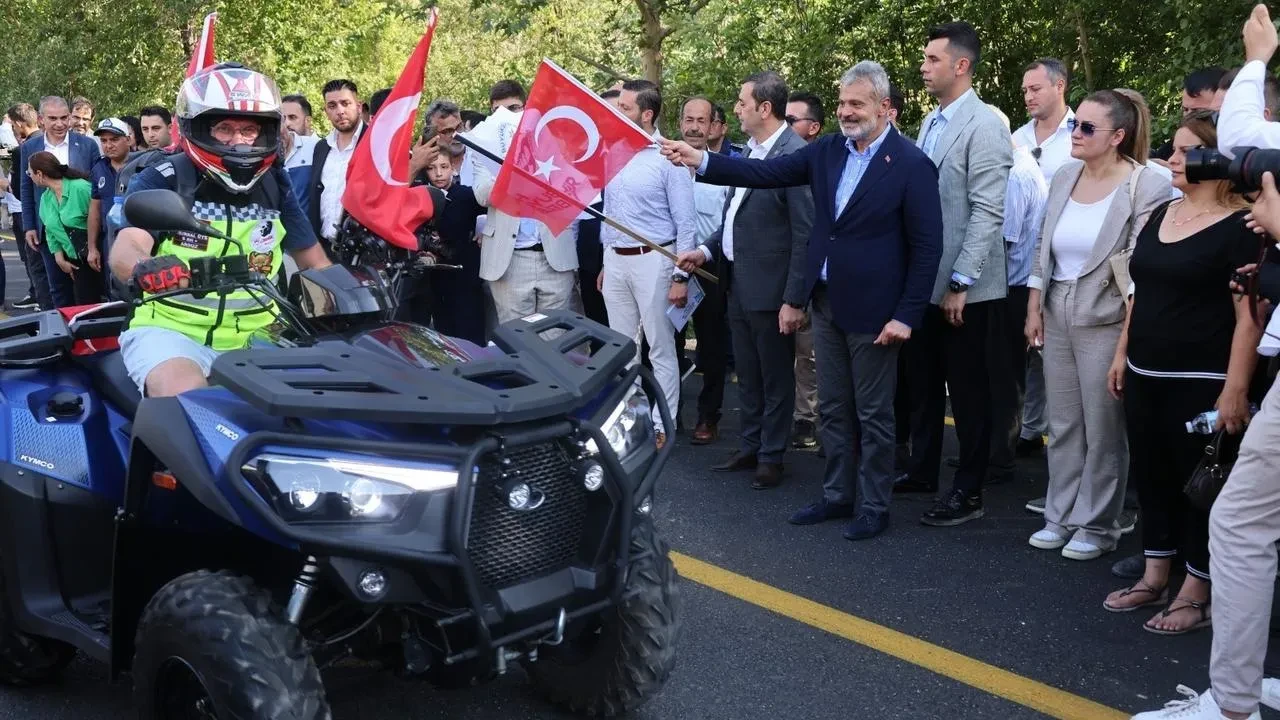 Hatay Büyükşehir Belediyesi Serinyol-Madenli yolunun açılışında motosiklet korteji düzenledi