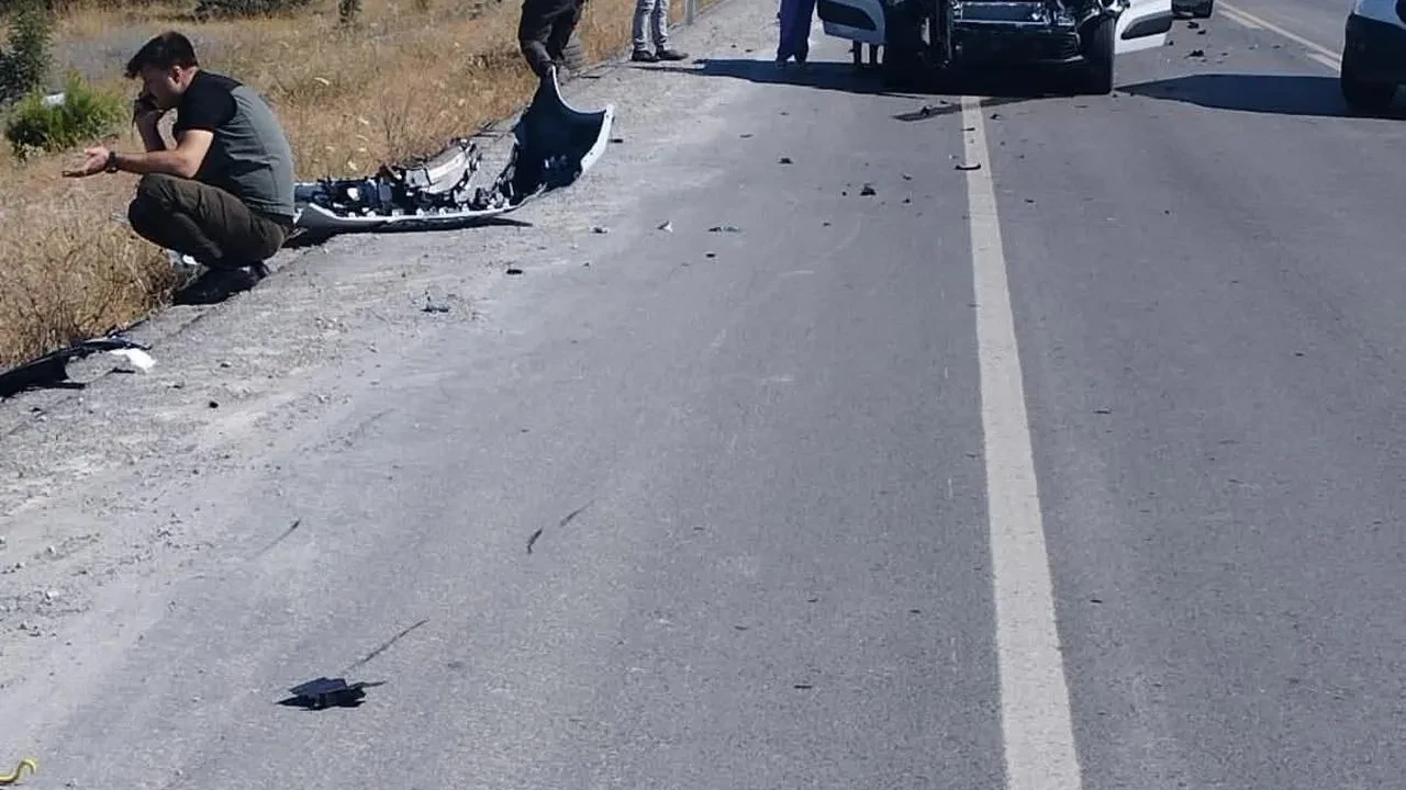 Balyada yola çıkan inek otomobille çarpıştı