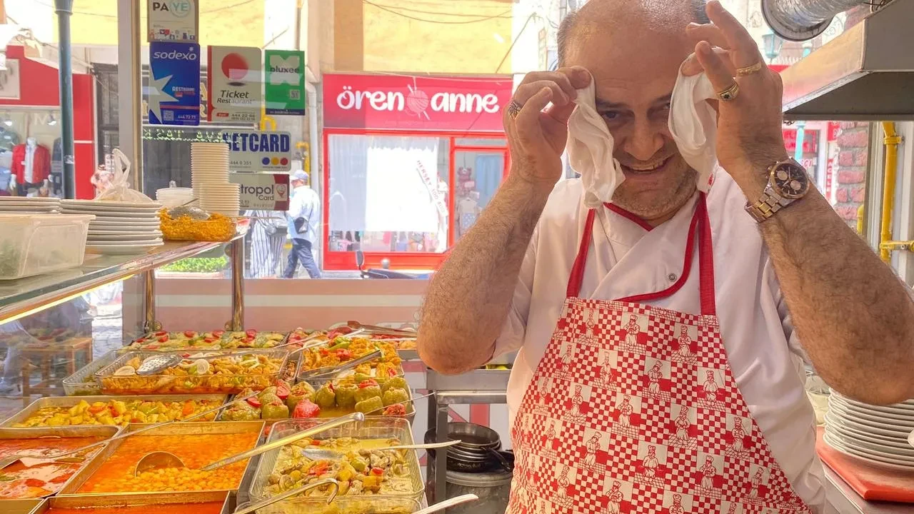 Eskişehir'de aşçı Yücel Sivrican sıcakta havluyla serinliyor
