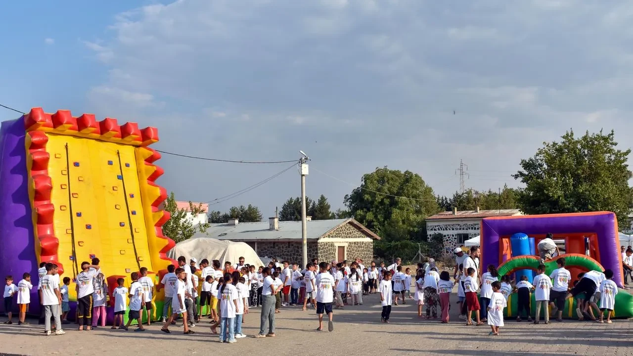 Diyarbakır Büyükşehir Belediyesi Dokuzçeltik Mahallesi'nde çocuk şenliği düzenledi