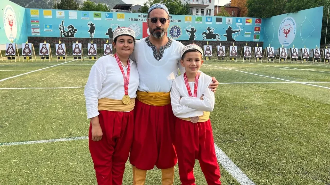 Aydınlı minik okçular Kütahya'daki Türkiye finallerinde şampiyon oldu