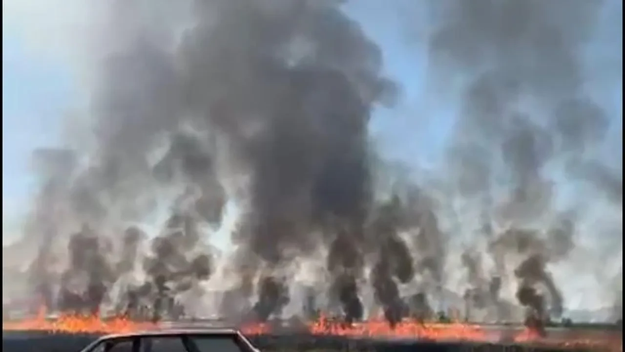 Burdur Karamanlı’da Traktör Kepçesi Yangını 50 Dönüm Araziyi Küle Çevirdi