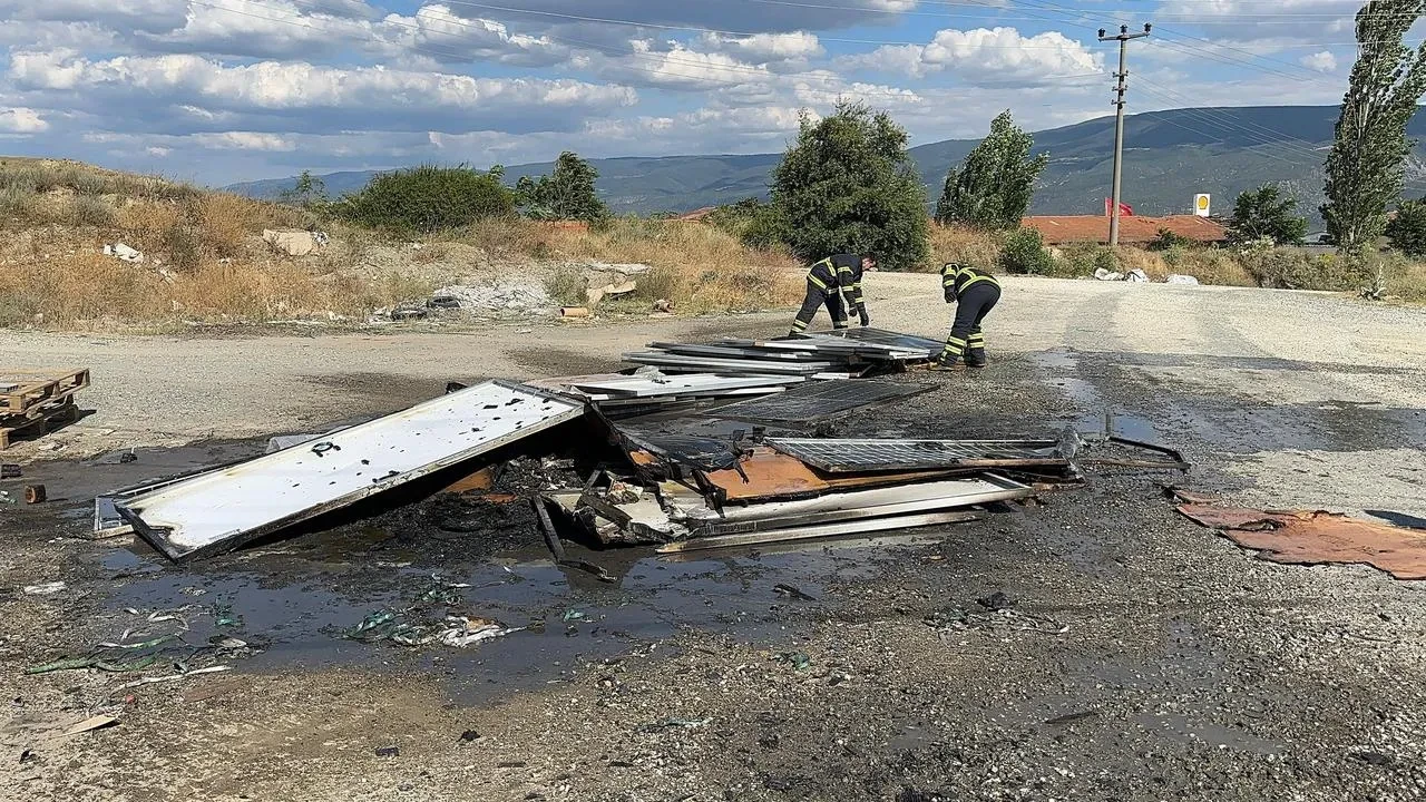 Tosya sanayi sitesindeki çöp yangını panellere yayıldı